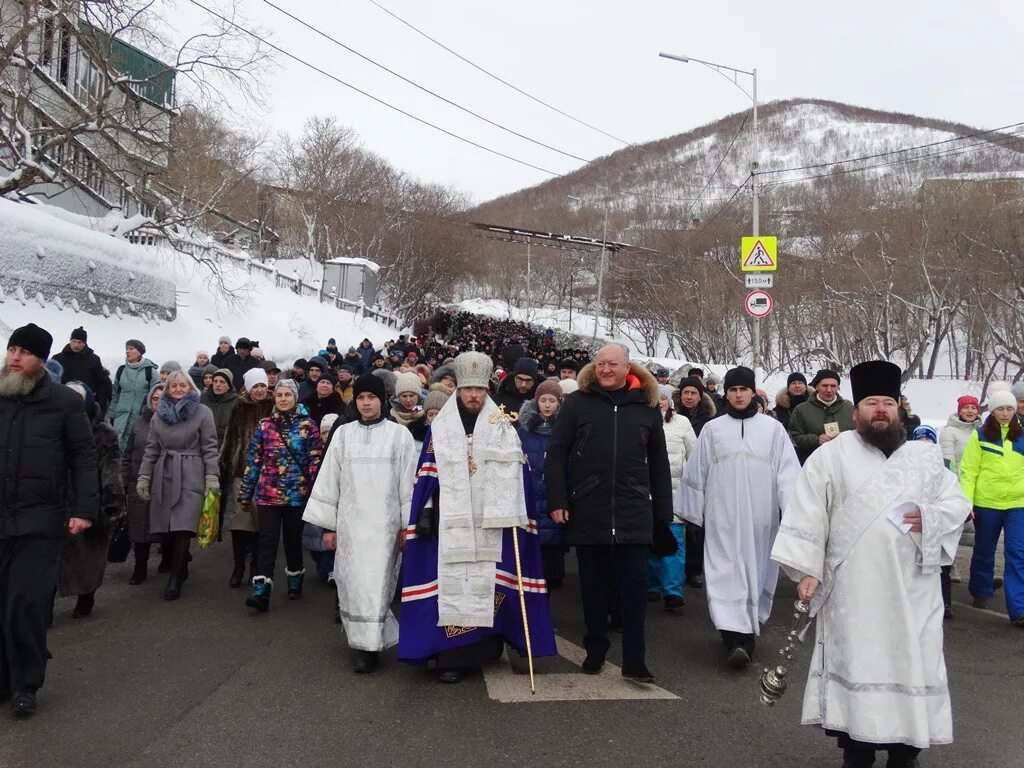 Рождество христово крестный ход. Крестный ход в рождество христово. Крестный ход камчатка. Рождественский крестный ход. Петропавловск-камчатский крестный ход.