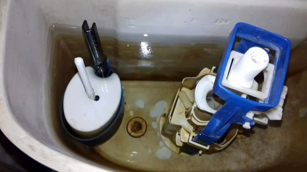 Сливной бачок бежит вода. Течёт вода из бачка в унитаз сантек. Устранение течи бачка унитаза. Бачок сливной 37307. Течёт сливной бачок унитаза с кнопкой.