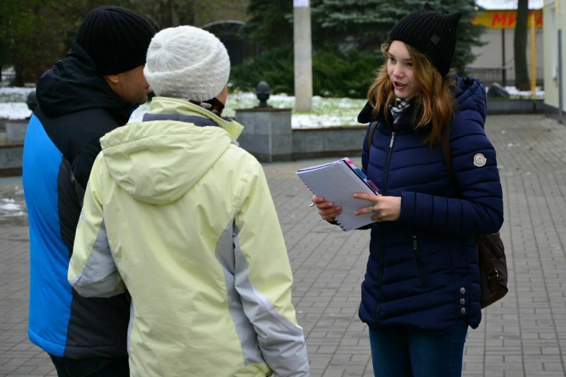 Проведение человека. Опрос на улице. Опрос людей на улице. Социологический опрос на улице. Соцопрос на улице.