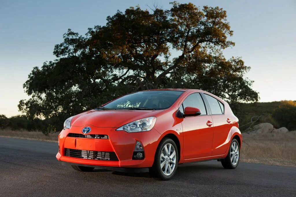 Тойота Приус хэтчбек. Тойота Приус 2013. Тойота Приус c 1. Toyota Prius c 2012. Надежные бюджетные автомобили