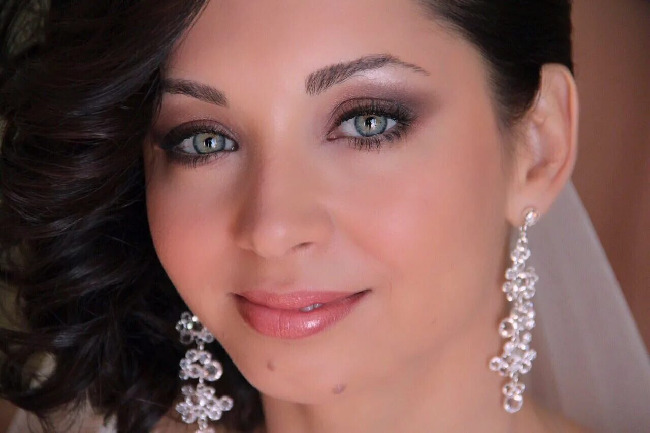 Свадебный макияж. Красивый макияж для невесты. Свадебный макияж. Макияж невесты. Макияж невесты для брюнеток.
