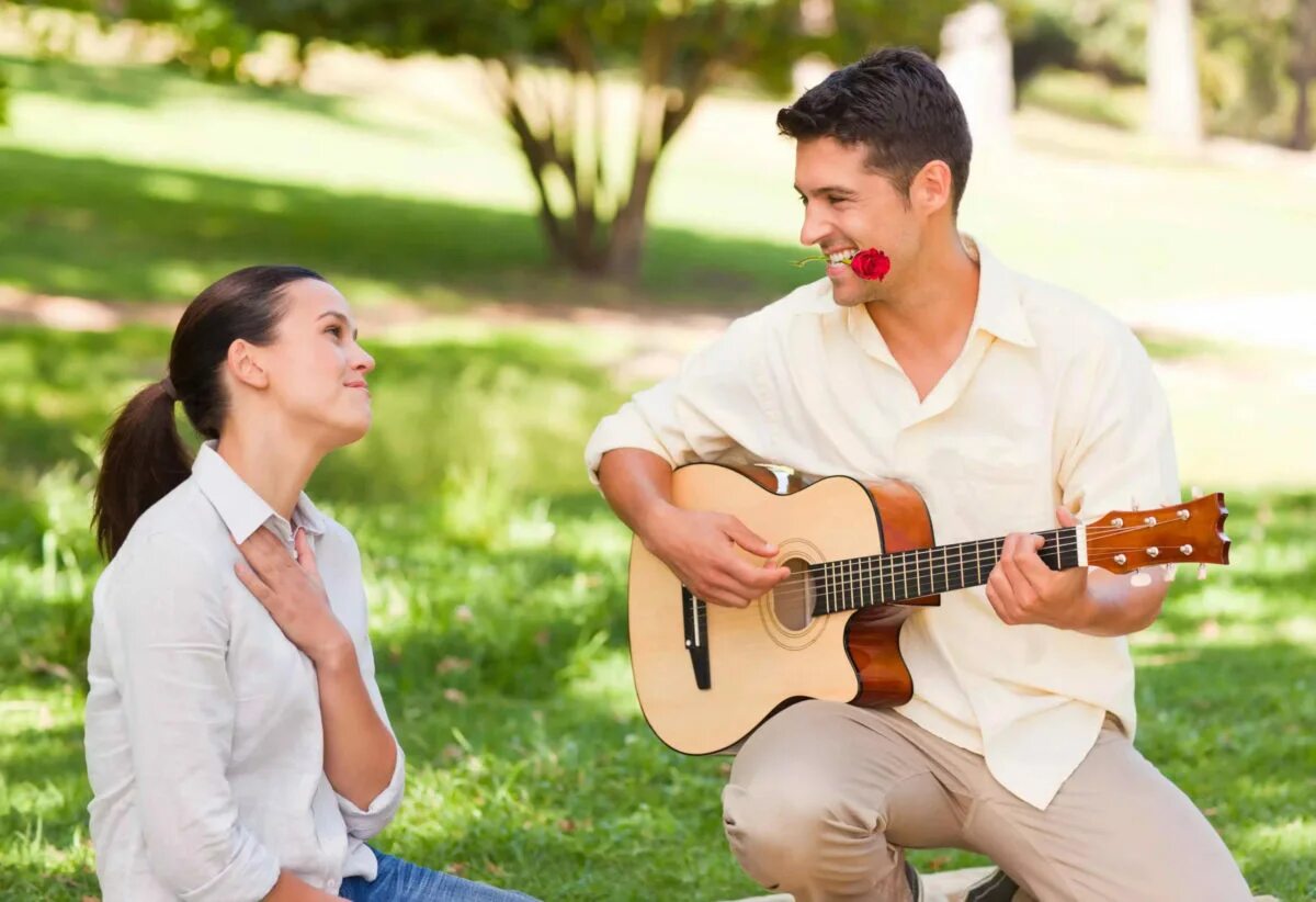 Муж играет. Мужчина и женщина поют. Парень и девушка поют. Влюбленные с гитарой. Гитара романтика.