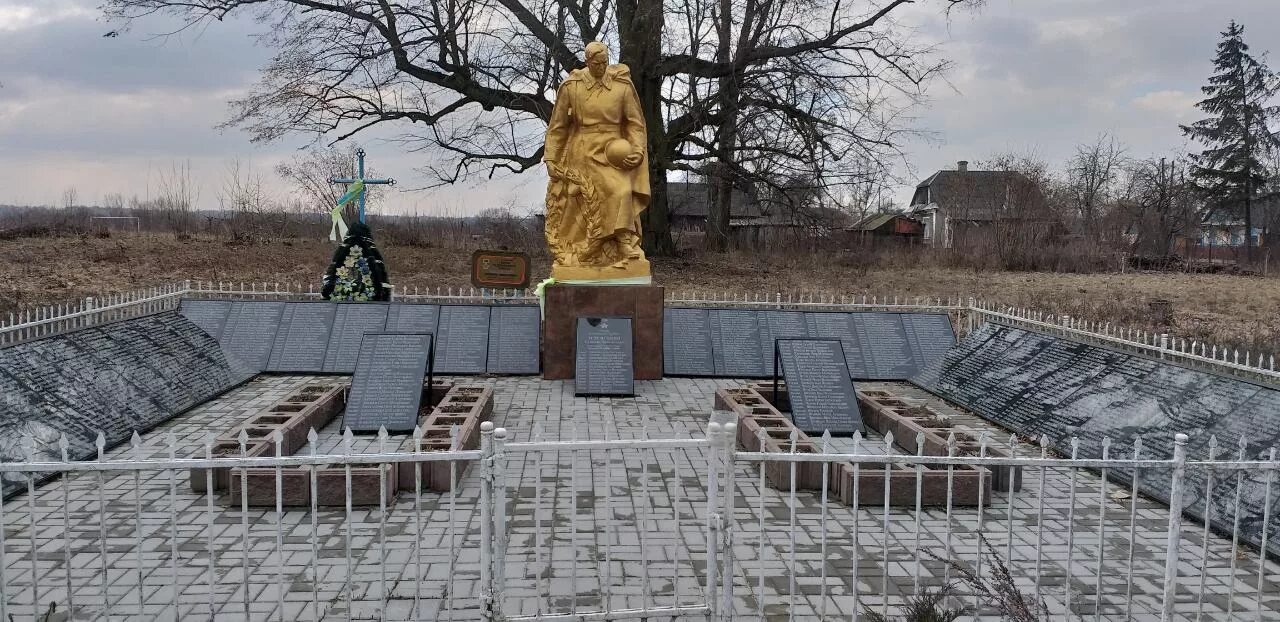 Братская могила советских воинов луганск. Братская могила в харькове. Братские могилы украины. Мемориальное братское кладбище советских солдат. Черкасская область братская могила.