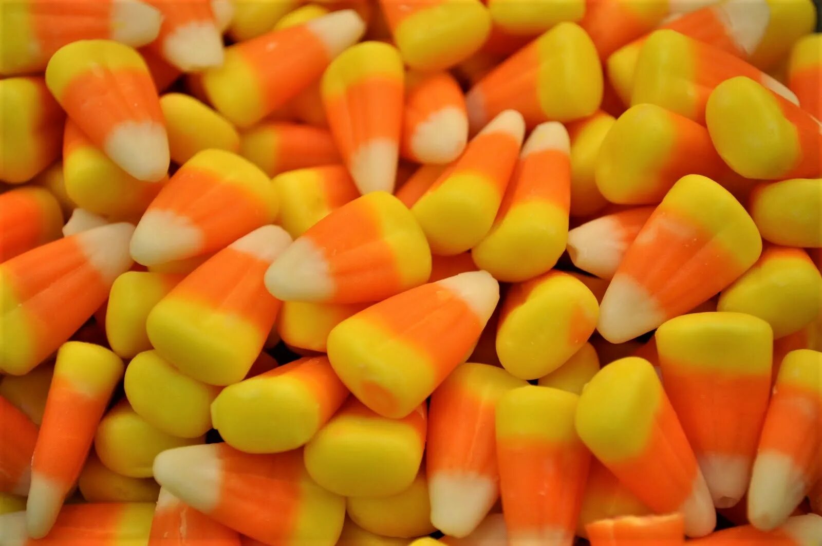 Candy corn. Конфеты Кэнди Корн. Кэнди Корн Хэллоуин. Candy Corn Хэллоуин. Хэллоуинские конфеты кукуруза.