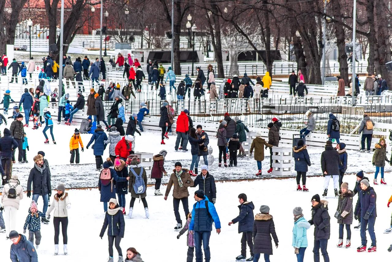 Ледовый каток Москва. Большой каток в Москве открытый. Толпа людей на катке. Катание на коньках в Москве. Катки москвы сейчас