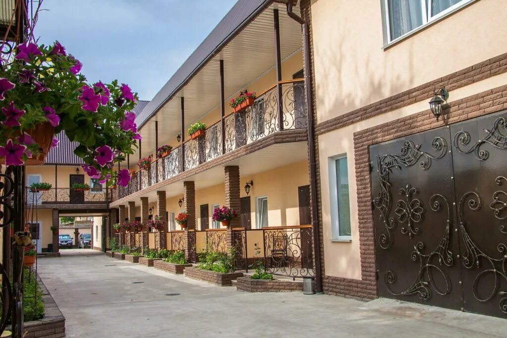 Отель оазис николаевка. Вилла елена новофедоровка крым. Отель рассвет крым николаевка. Гостиница корона алушта. Отели в поселках крыма.