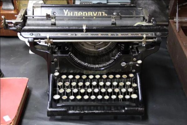 пишущая машинка самсунг. печатная машинка smith premier. печатная машинка samsung sq-1000. пишущая машинка самсунг. желтая печатная машинка.