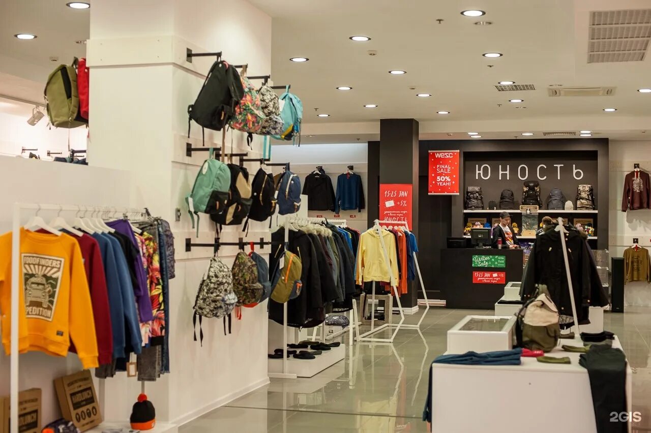 магазин молодежной мужской одежды. магазин молодежной одежды. магазины lee cooper в стамбуле. в модном магазине. бутики молодежной одежды.