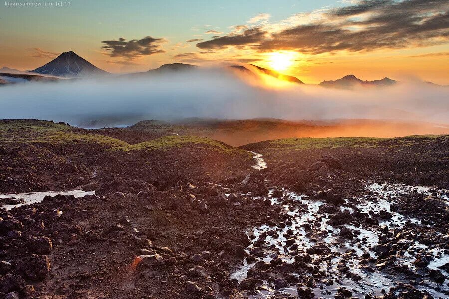 Петропавловск-камчатский медведи памятник. Памятники вилючинск камчатки. Добро пожаловать на камчатку. Петропавловск-камчатский памятник здесь начинается. Вулканические озера курильское.