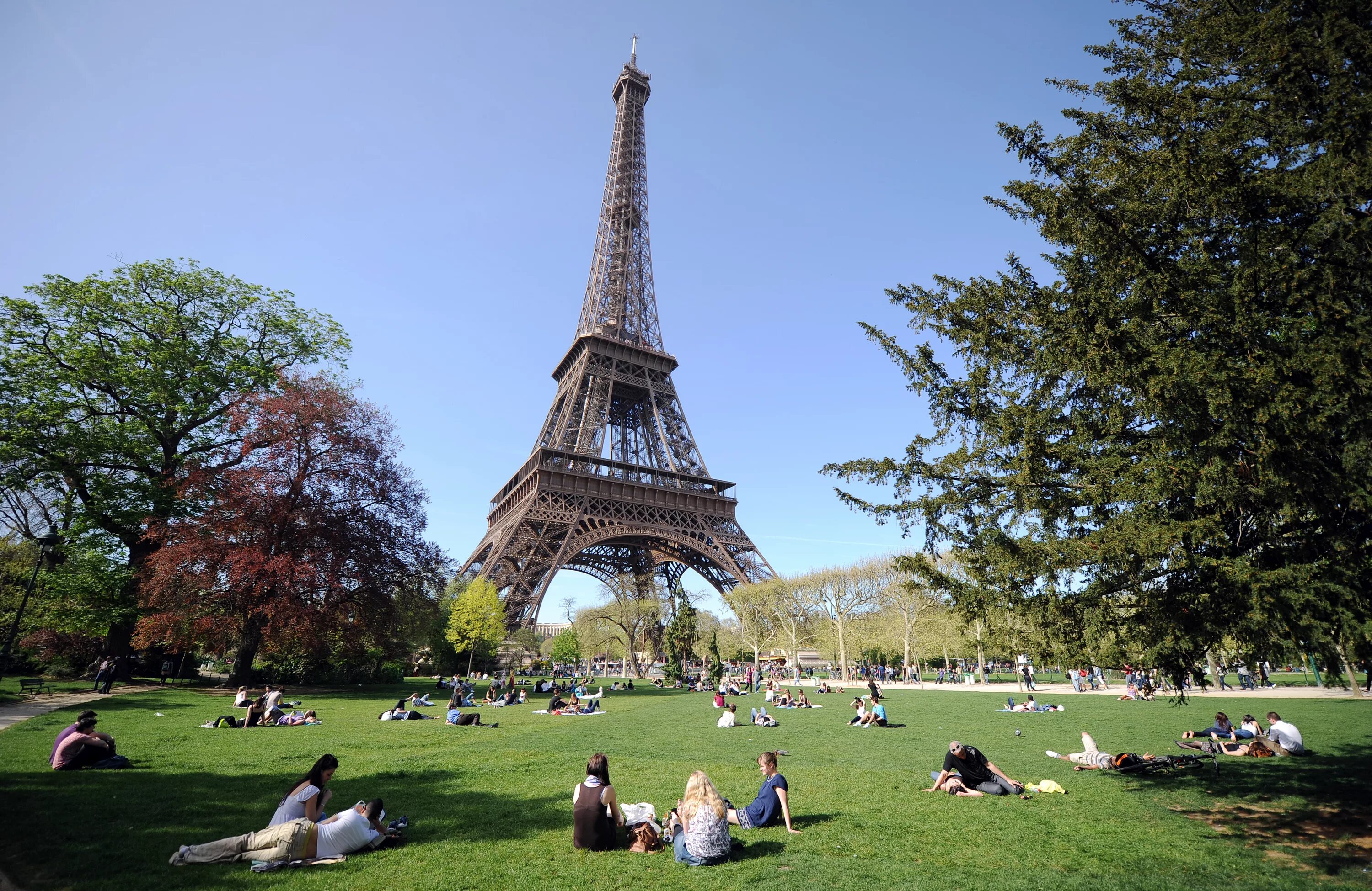 Француз летний. Эйфелева башня в Париже. Ейфелева Вежа Париж. Достопримечательности Парижа Эйфелева башня. Главная достопримечательность Франции Эйфелева башня.