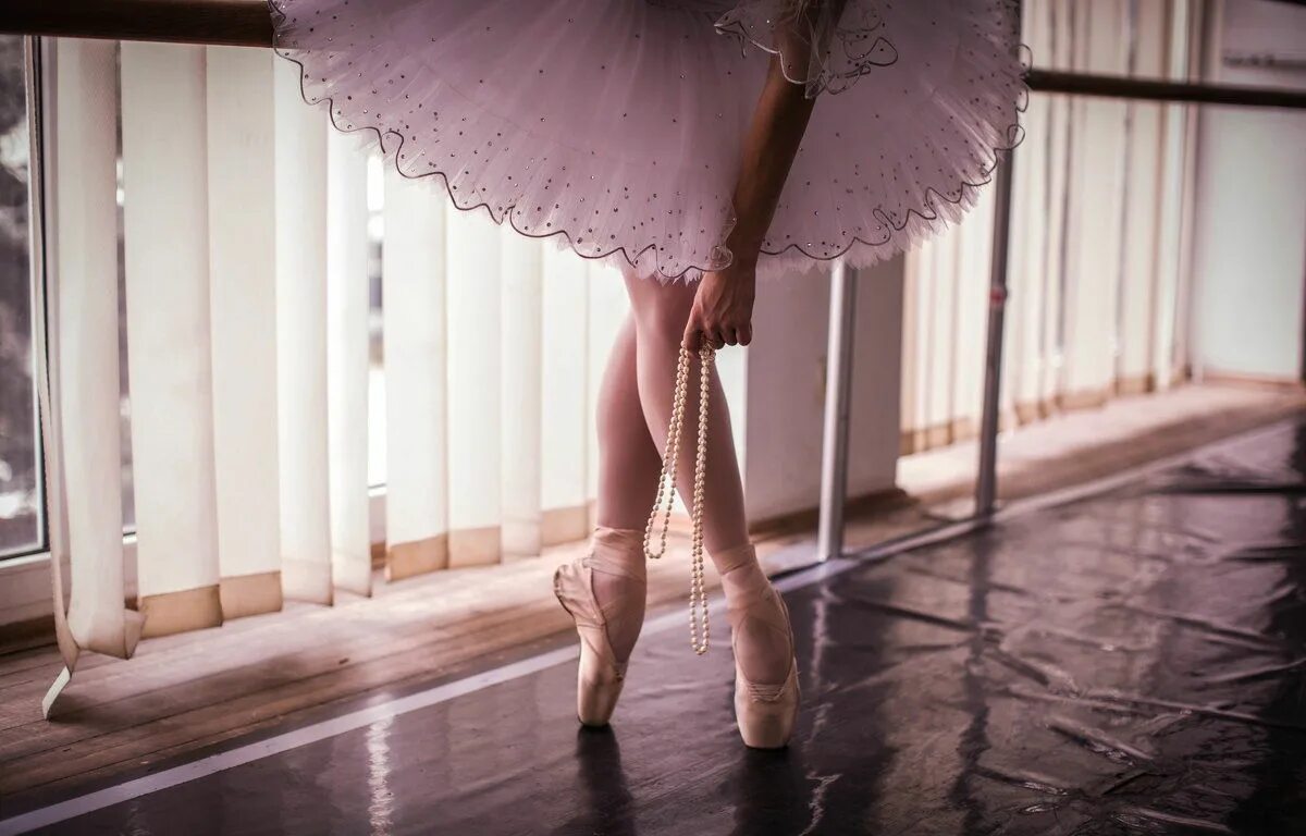 Пуанты для балета. Пуанты и пачка балерины. Девушка балерина. Красивые девушки балерины.