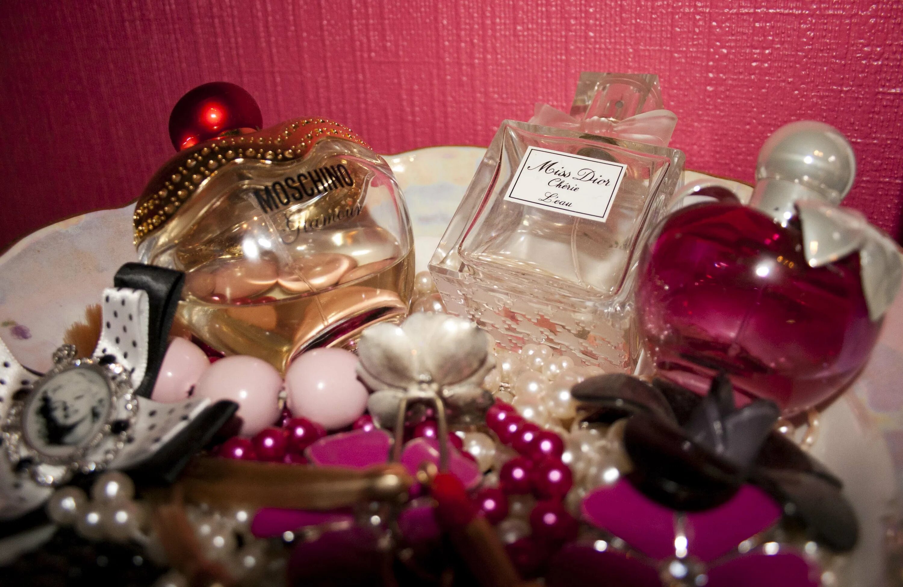 Много духов. К чему снится парфюмерия. Что видят духи. Дорогой парфюм. Элитные духи.