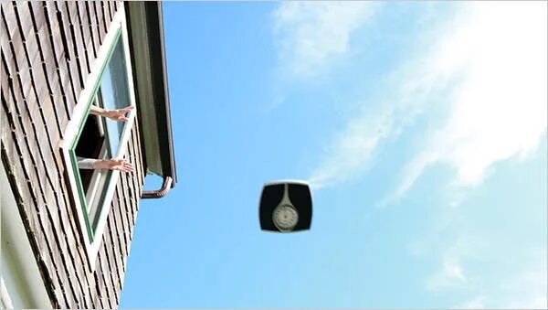 Гарфилд вылетает в окно. Thrown out the window. Meme lm sorry jon. Прыжок с окна. Гарфилд летит.