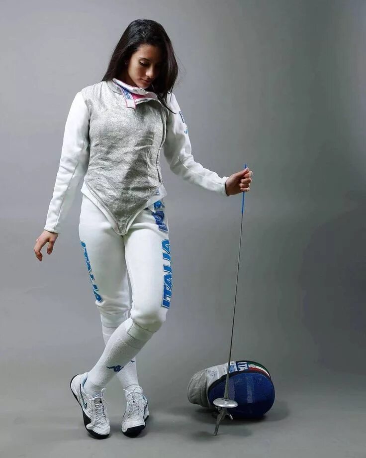 Фехтование вид спорта. Фехтование рапира женщины. Фехтование девушки. Самые красивые девушки в фехтовании. Харлан фехтовальщица.