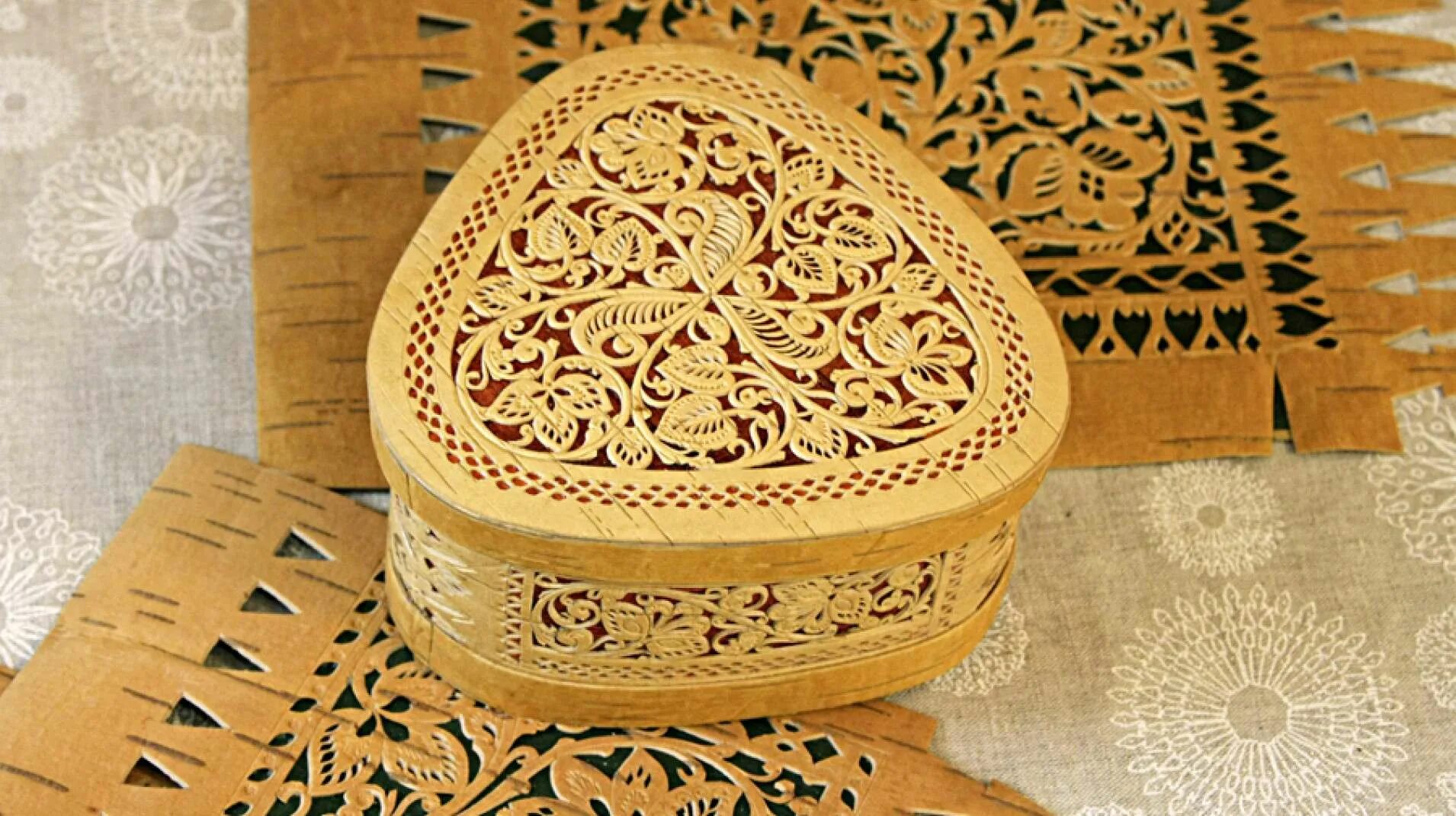 Тавлинка это у гоголя. Шемогодская резьба великий устюг. Шаргородская прорезная береста изделия. Берестяное кружево. Шемогодская резьба великий устюг.