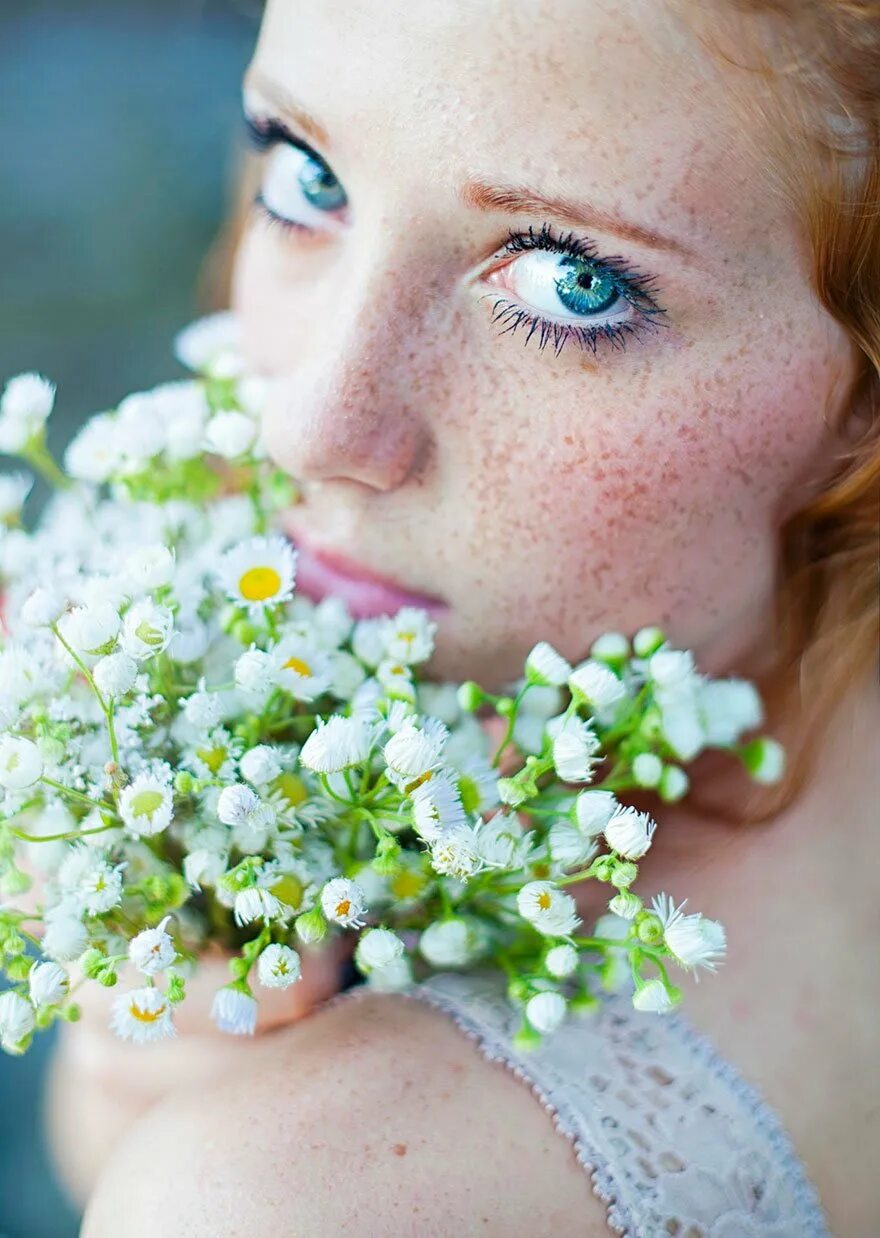 Красота. Юлия Гонина. Женщина с веснушками. Красивые женщины с веснушками. Фотопортрет с цветами.