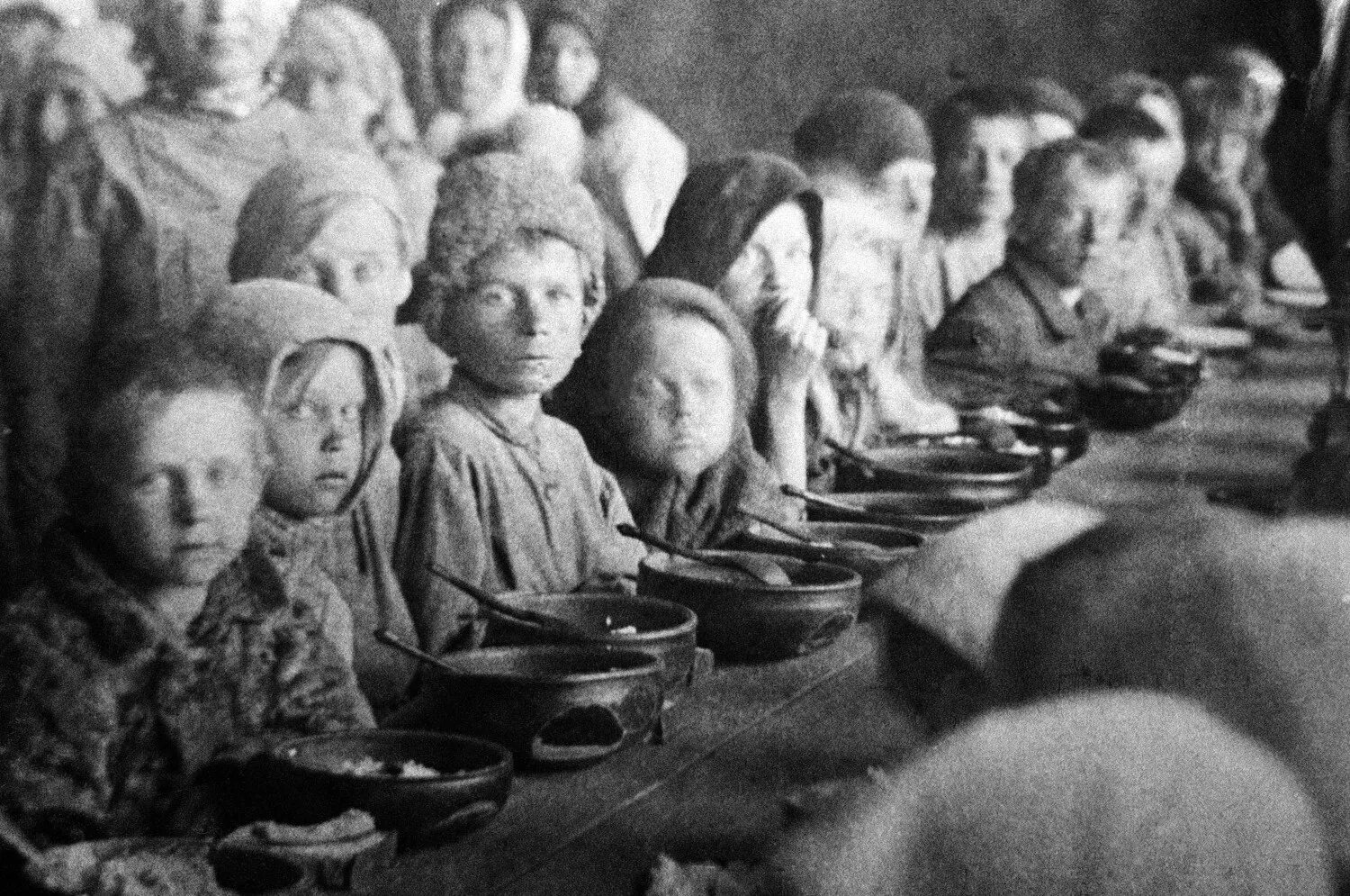 Голод голодных. Голодающие поволжья 1921. голод 1921 года оренбург. голод в поволжье в 1920 е годы.