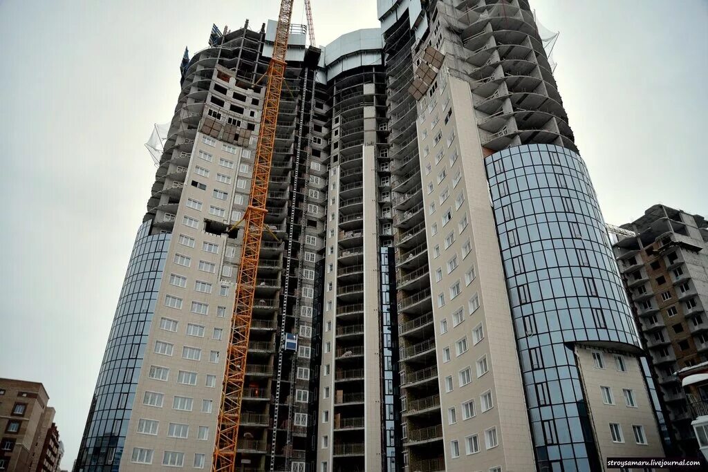 здание 30 этажей.