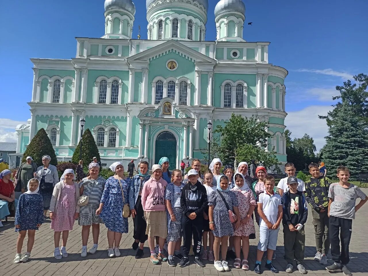 Подслушано дивеево в контакте. Дивеево монастырь паломники. Дивеевский монастырь, паломнический центр. Дивеево монастырь канавка. Дивеево монастырь канавка Богородицы.