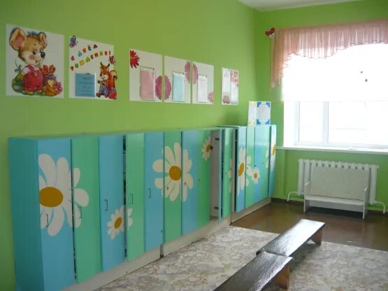 Стены в раздевалке в детском саду. Цвет стен в детском саду. украшение шкафчиков в детском саду. раздевалка в группе детского сада. шкафы для детского сада в раздевалку.