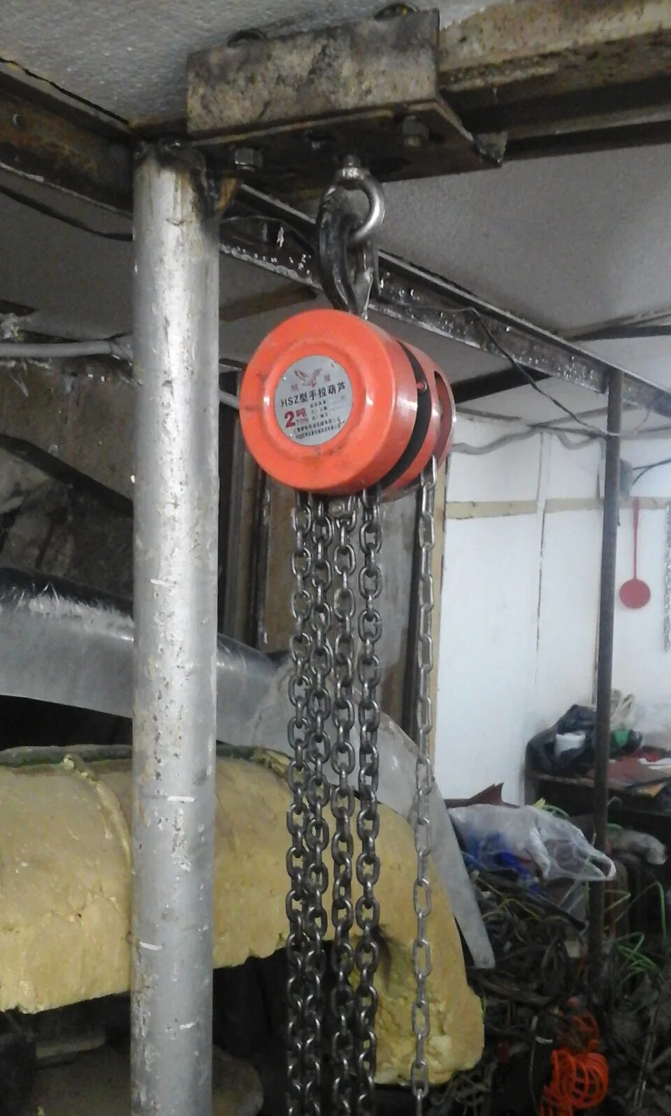 Таль в гараж. Лебедка в гараж. Крепление ручной лебедки в гараже. Тельфер в гараж. Ручная лебедка в гараж.