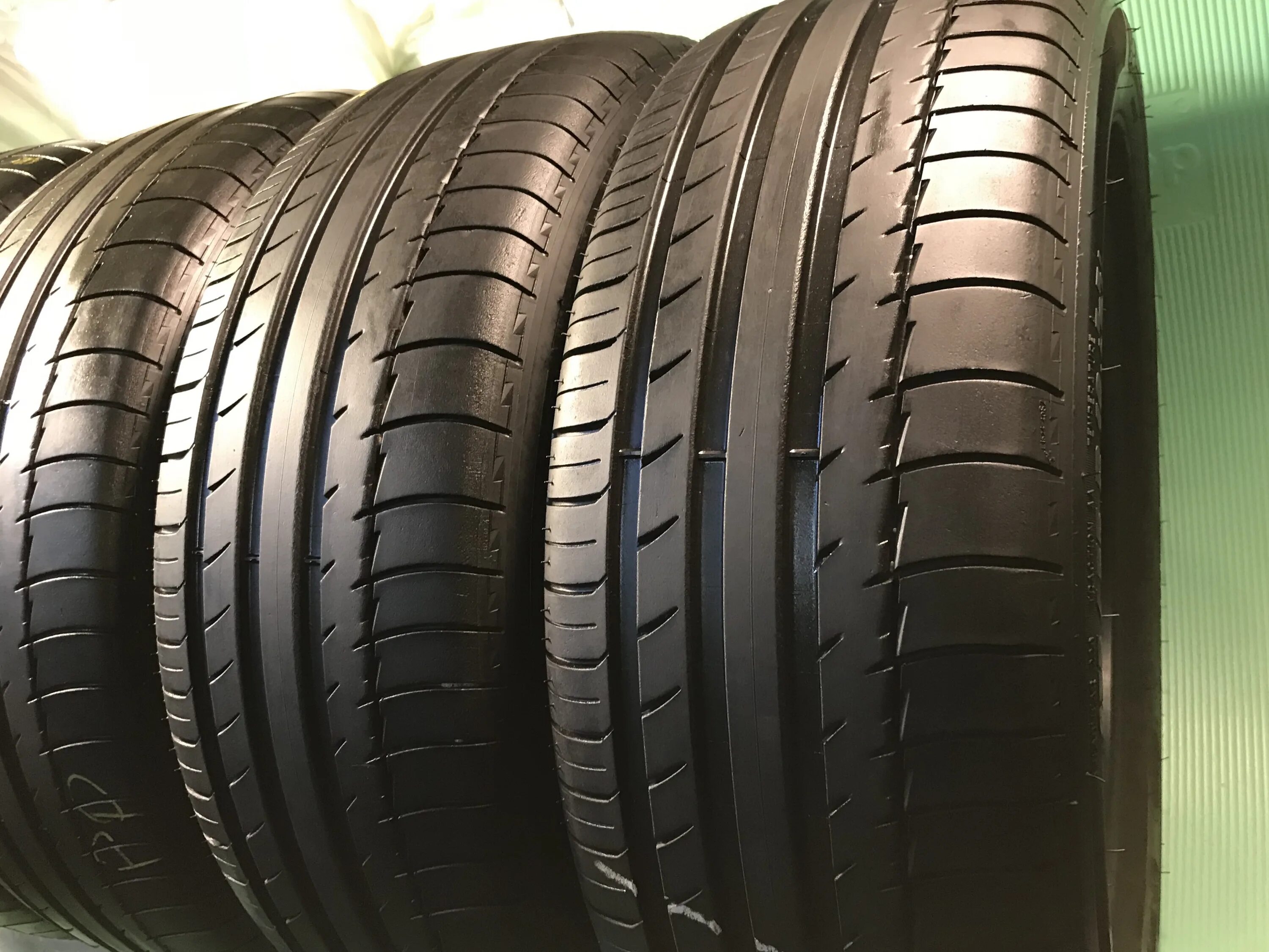 Мишлен 225 55 17 лето. Мишлен р 17. Шины michelin 245/60/17. Резина michelin pilot 225 45 r17. 225/55 r17 лето.