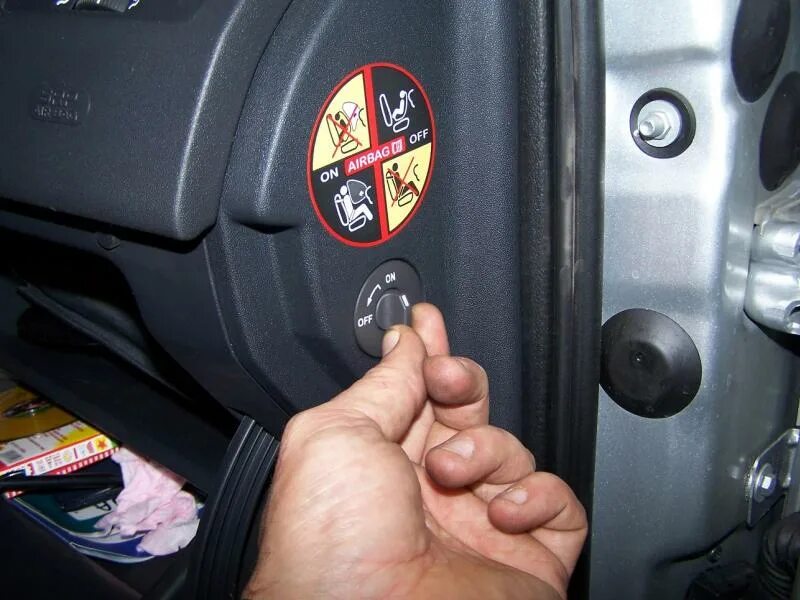 Отключение подушки безопасности пассажира. Nissan x-Trail 2008 отключение подушки безопасности. Nissan Qashqai отключение подушки безопасности пассажира. Отключение передней подушки безопасности. Кнопка отключения подушки безопасности пассажира.