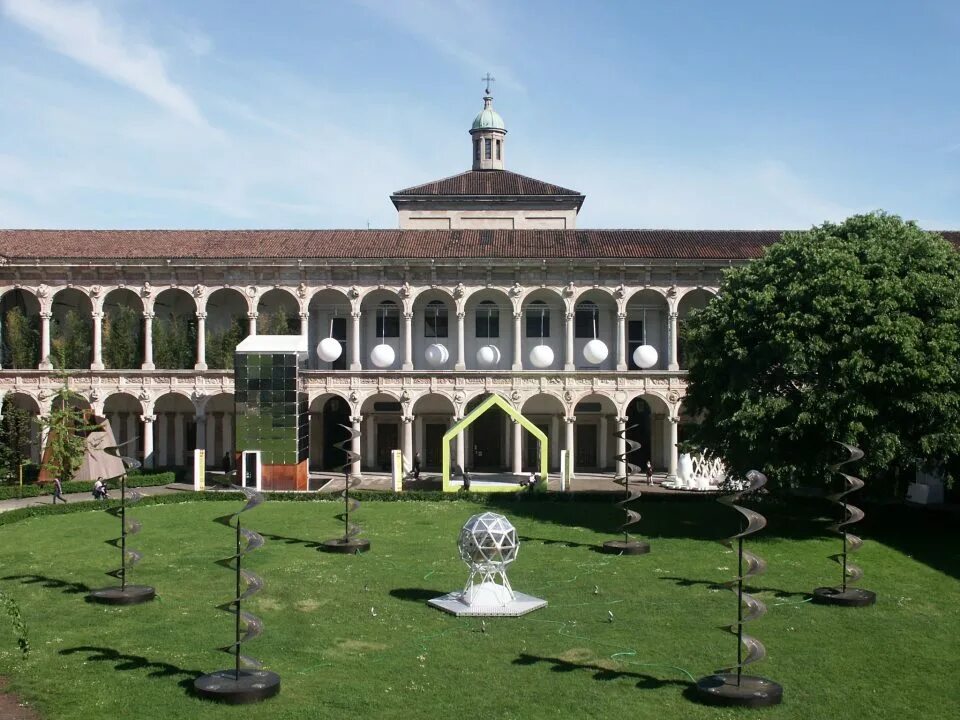 Католический университет сакро куоре в милане. Universita degli studi di siena на карте. University of milan. Миланский университет. Гербы европейских университетов.