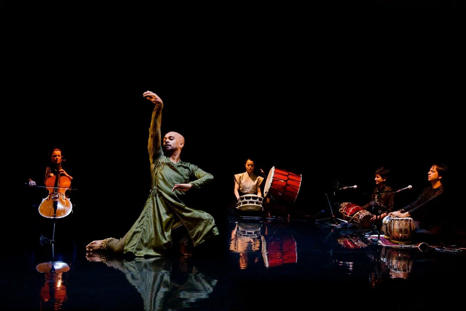 Акрам хан. Акрам хан хореограф. akram khan company. акрам хан kaash. акрам кхан автодэнс.