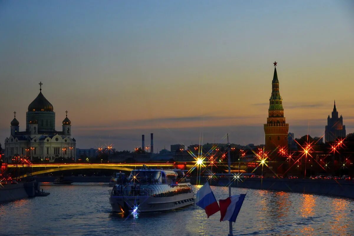 В каком городе сейчас вечер. Вечерняя москва река. москва река вечером. ночная москва летом. москва ночная летняя.