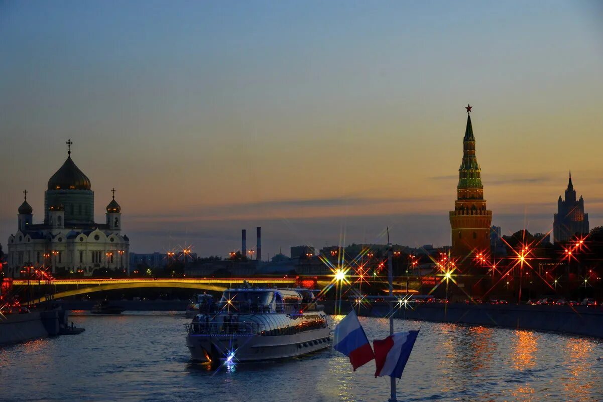 Москва вечером лето. Ночная Москва летом. Москва вечером. Москва река летом ночью. Москва ночная летняя.