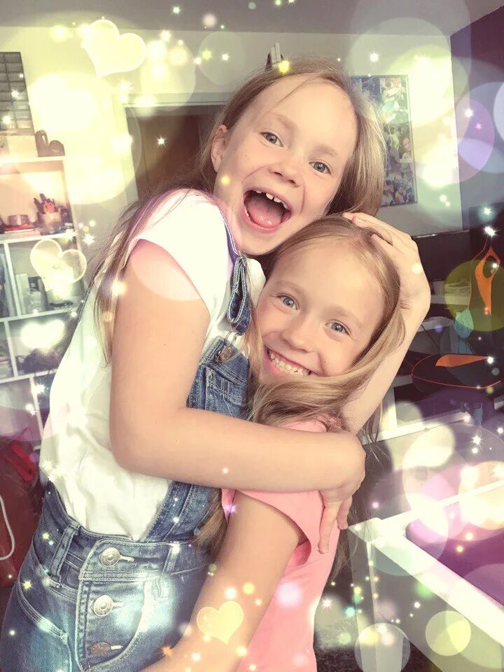 Сестрички лайф. Сестрички лайф маргарита. Маргарита и ксюша. Сестрички лайф фото. Новое видео сестричек.