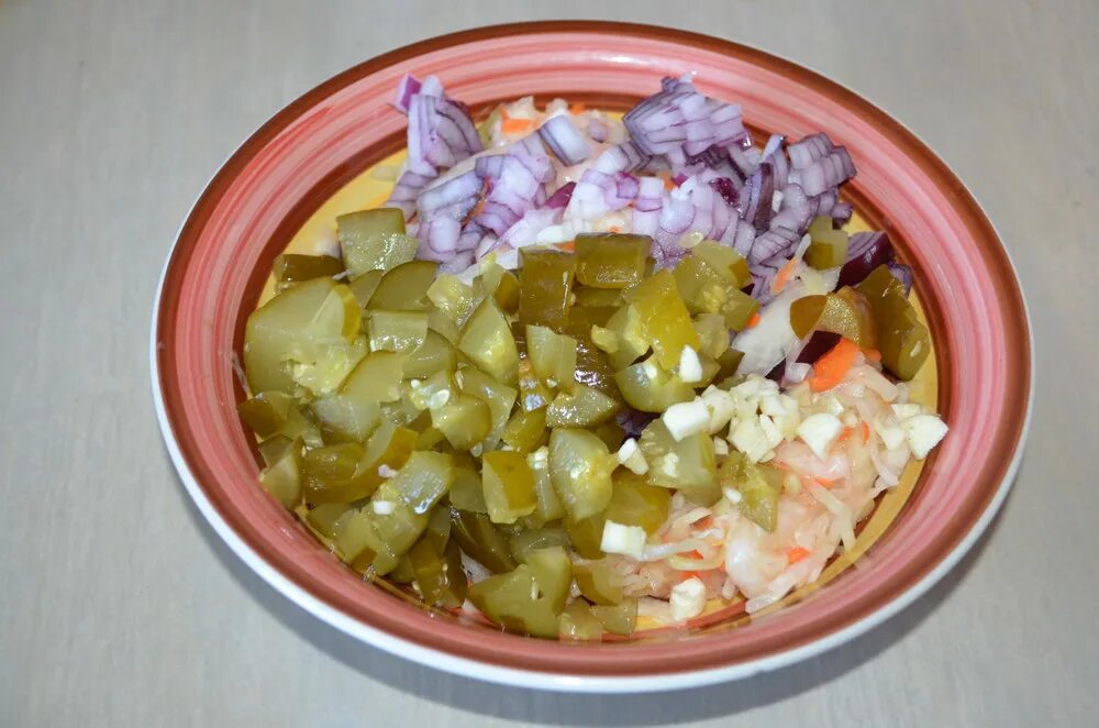 Вкусный рецепт салата из квашеной капусты. Салат с квашеной капустой. Салат с квашеной капустой и огурцом. Салат с квашеной капустой и картошкой. Салат из квашеной капусты и соленых огурцов.
