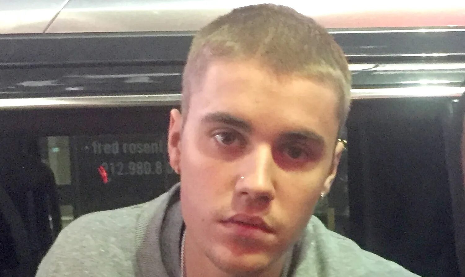 Налысо для бибера. Bieber Buzzcut. Джастин Бибер побрился. Джастин Бибер бритый. Justin Bieber Buzz Cut.