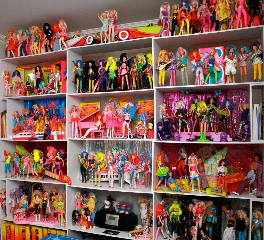 Много игрушек кукол. Полочки для коллекции кукол. Витрина для кукол. Коллекция кукол. Коллекционирование кукол Барби.