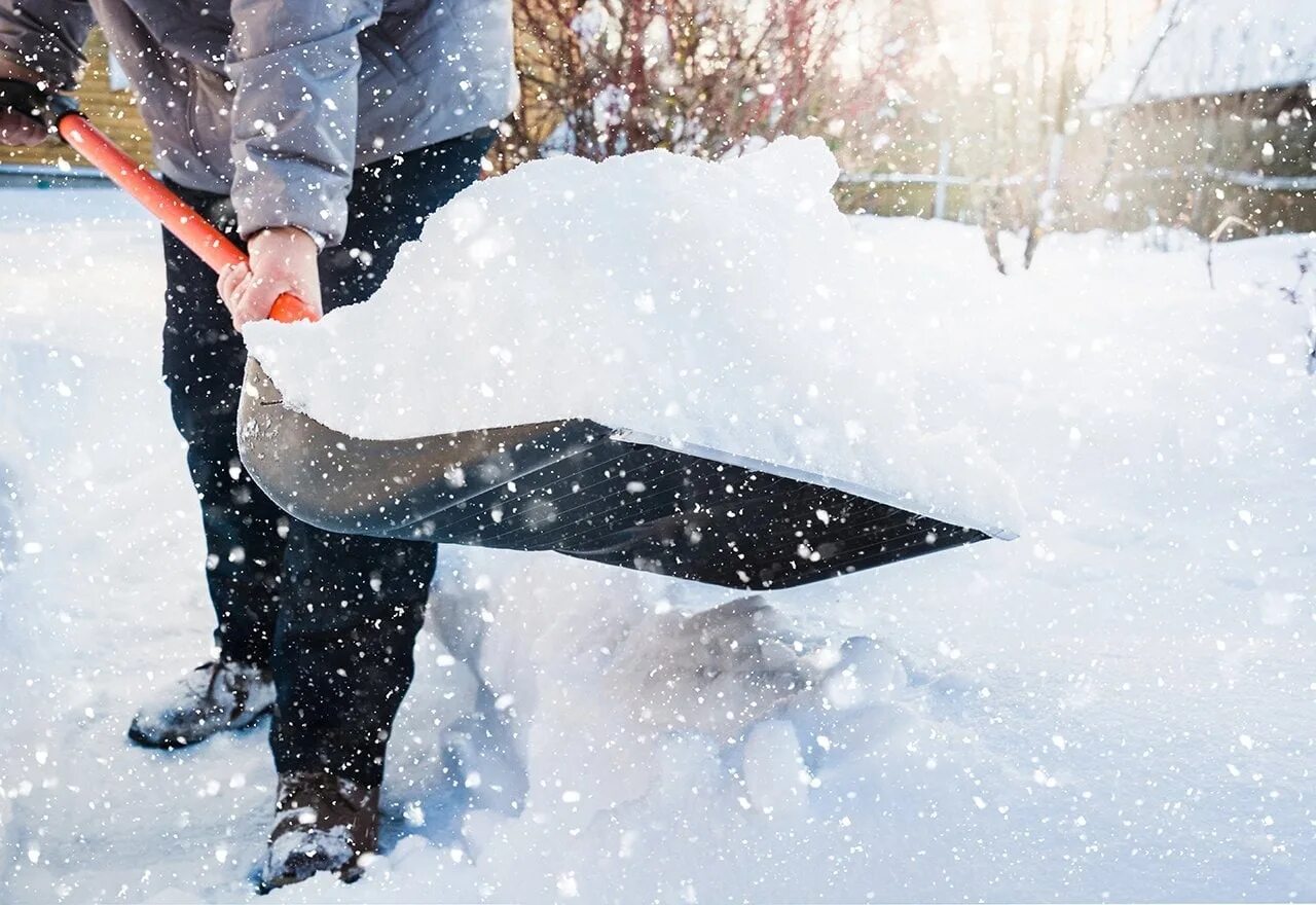 Лопата в сугробе. Электрогорск какая организация чистит снег. Уборка снега. Плохо чистят снег. Лопата для снега.