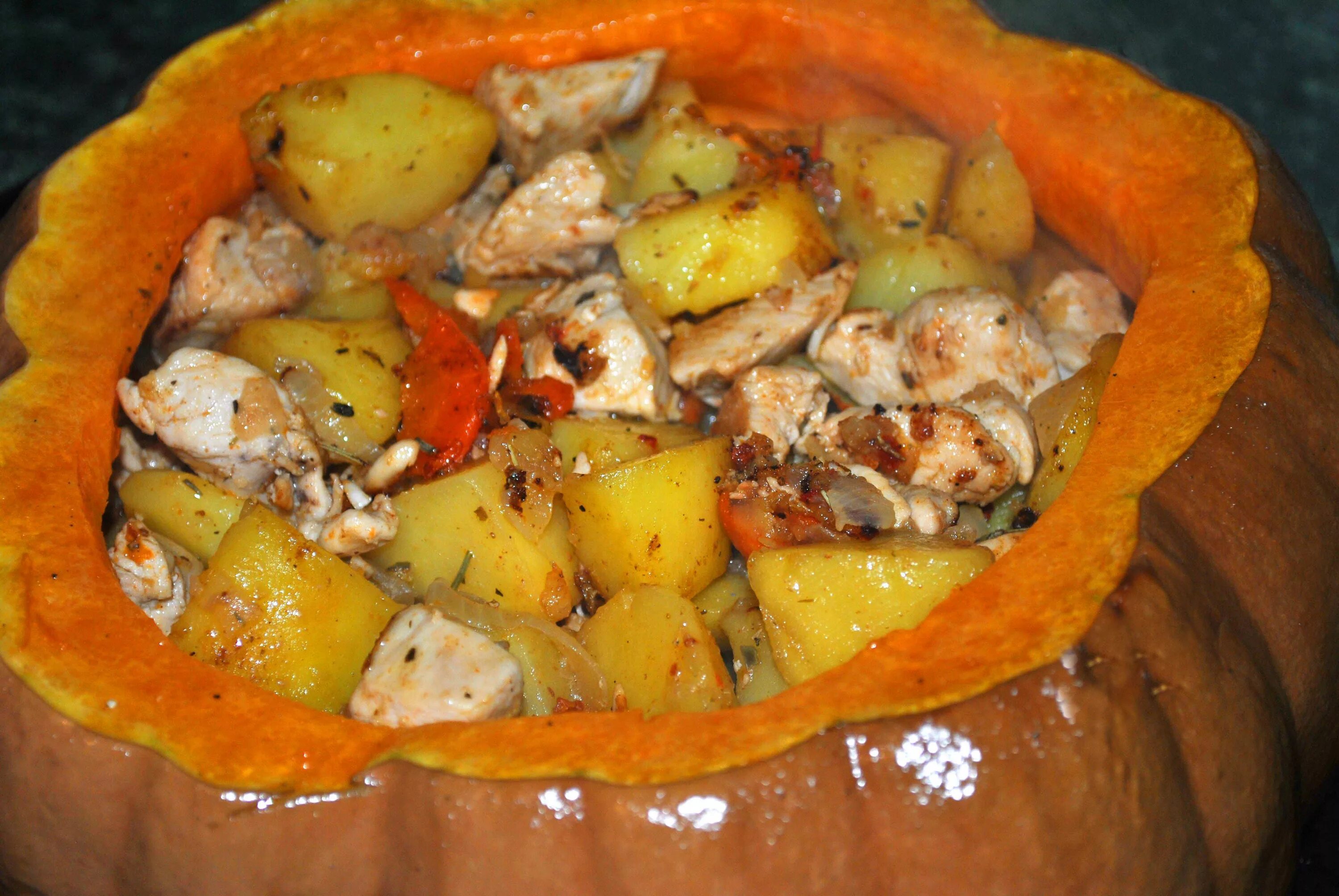 Картошка с тыквой. Мясо с картошкой в тыкве. тыква фаршированная мясом. тыква с мясом в духовке. курица с тыквой и картошкой в духовке.