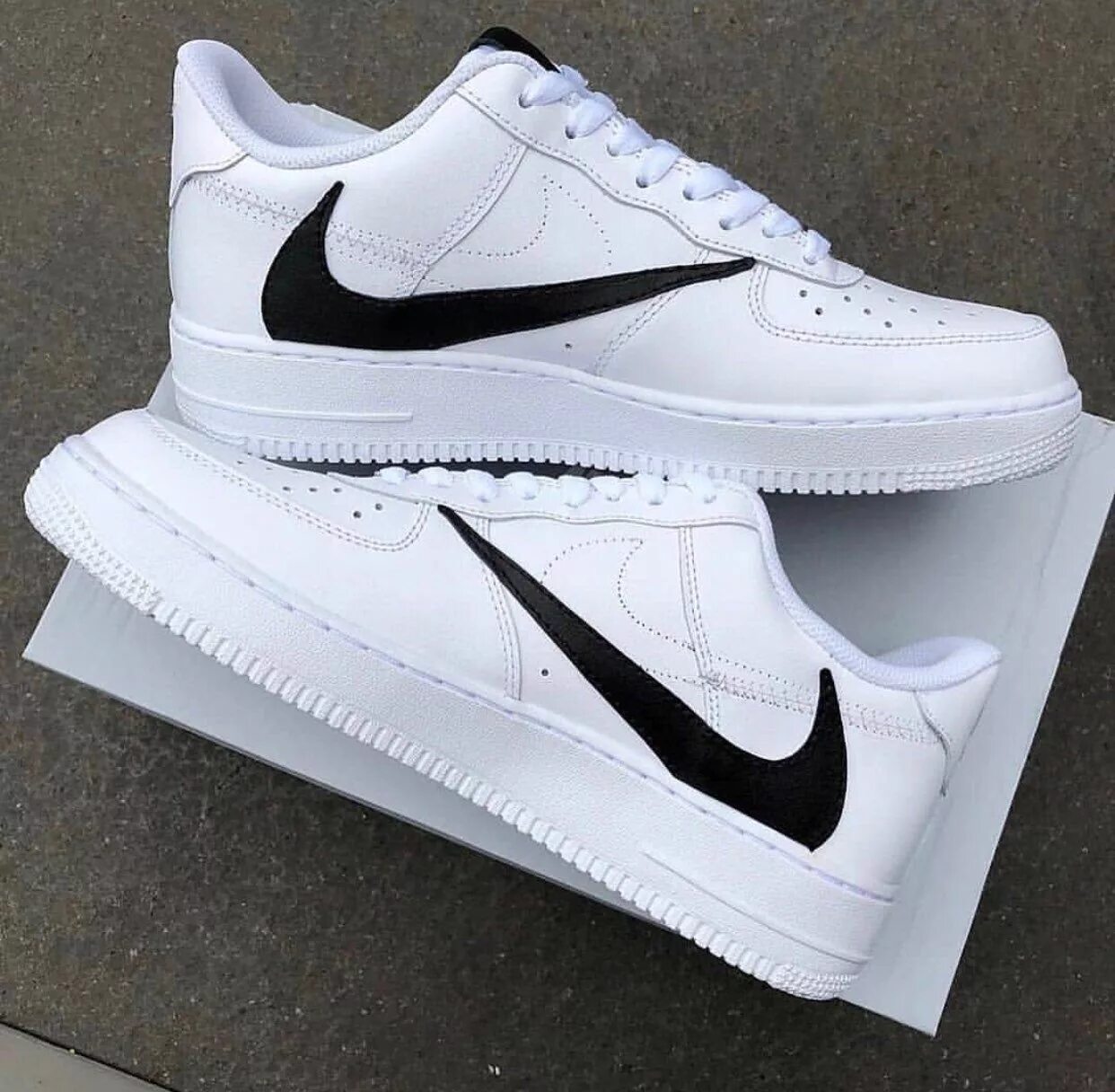 Найки с карманом. Nike Air Force White Black Swoosh. Nike Air Force 1 Swoosh. Nike Air Force 1 3 Swoosh.