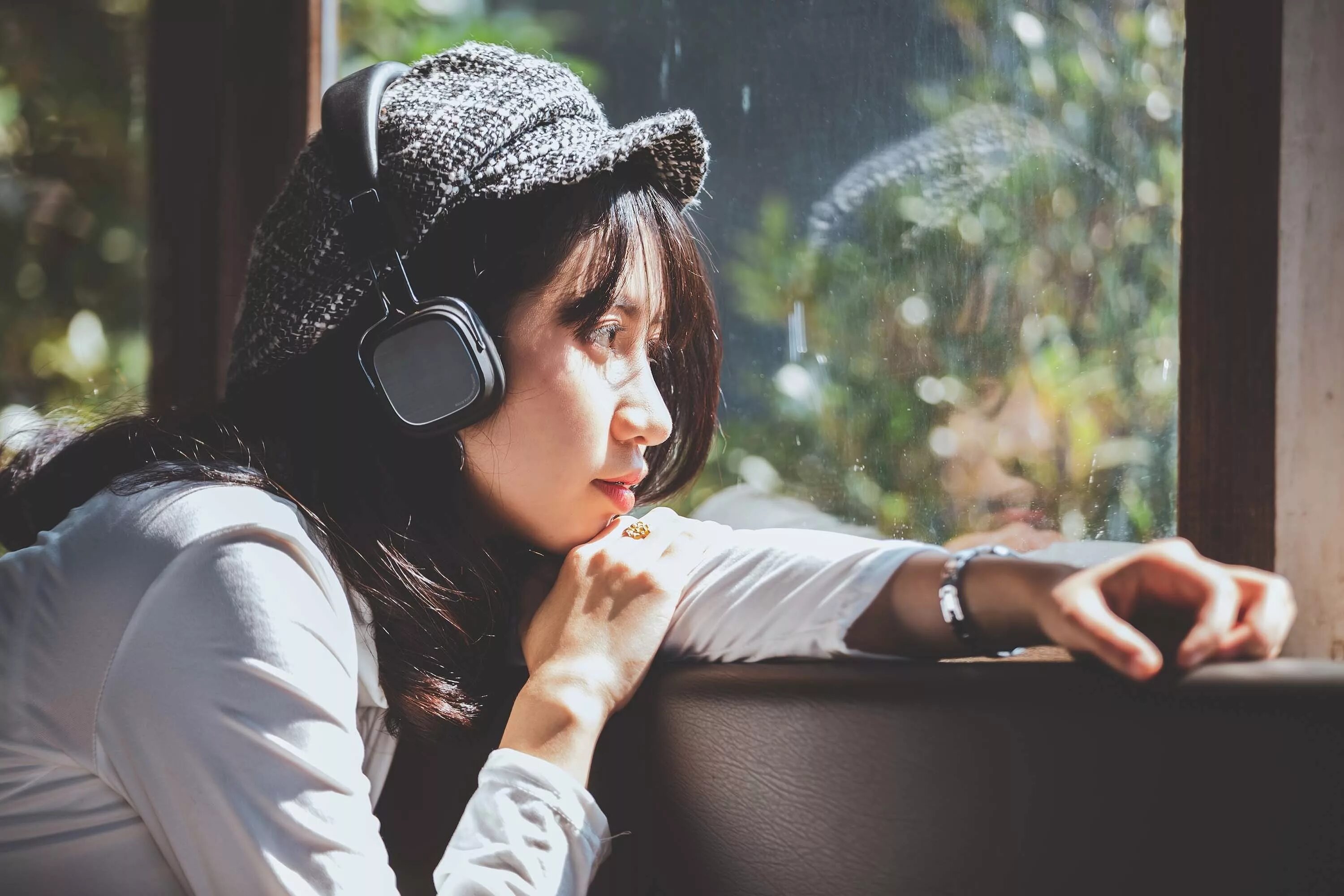 She is listening music