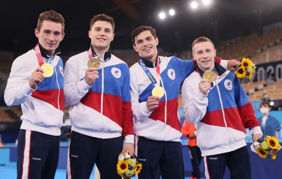 Александр большунов лыжник в пекине. Победители олимпийских игр. Светлана ромашина достижения. Спортсмены на пьедестале. Спортсмены на пьедестале.