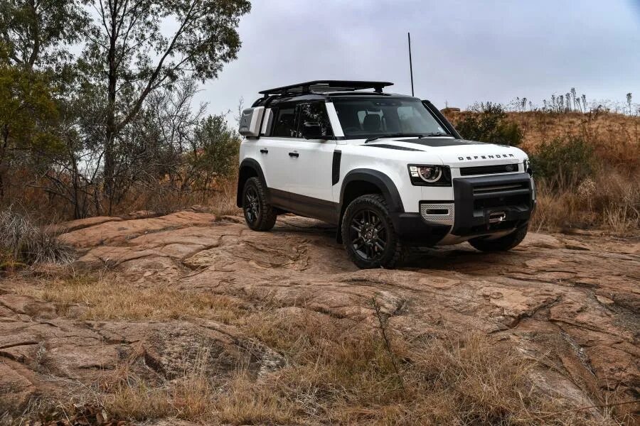 Lr defender. Ленд Ровер Дефендер 110 новый. Ленд Ровер Дефендер 110 2020. Ленд Ровер Defender 2020. Ленд Ровер Дефендер 2020 белый.