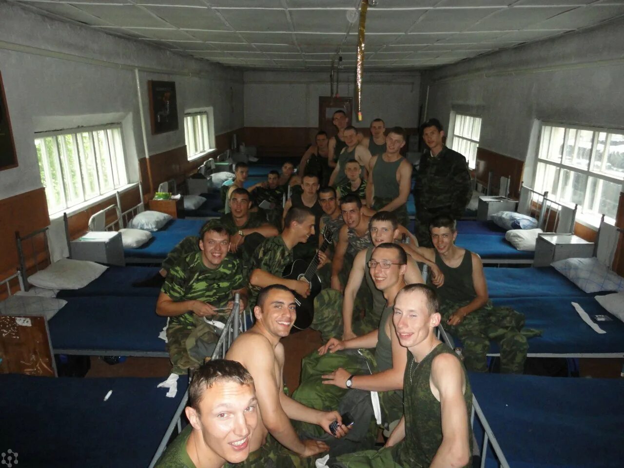 Солдатская кровать новая. Спальня в казарме. Погода в казарме. Дождь в казарме. Погода в казарме.