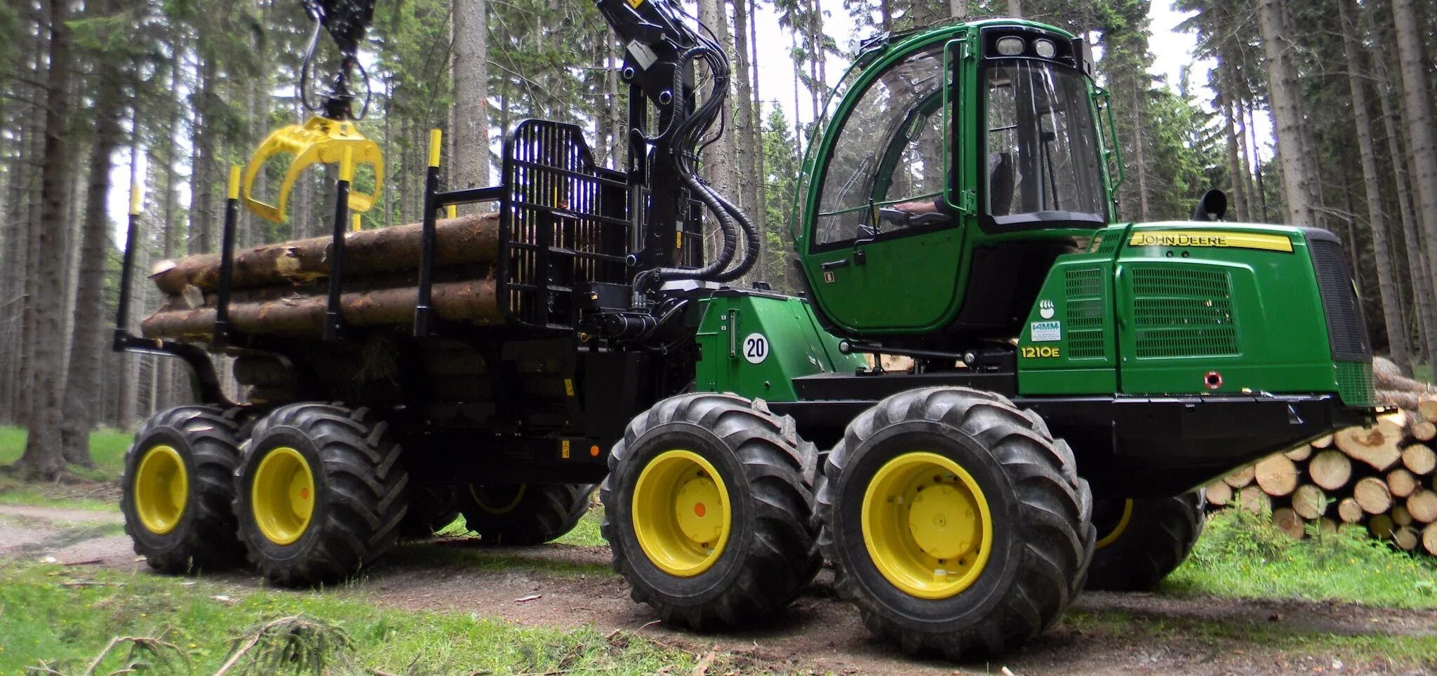 Харвестер лесозаготовительный. Форвардер John Deere. Форвардер John Deere 1210e. John Deere 1910 форвардер. Новый форвардер Джон Дир.