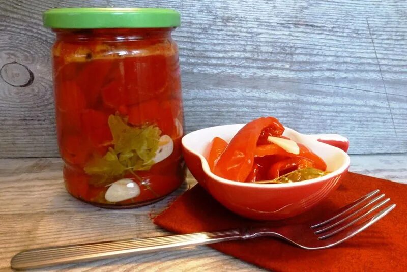 Салат из перца с медом. Салат из сладкого перца. На зиму перец болгарский большими кусками. Салат из перца с медом. Салат из болгарского перца.
