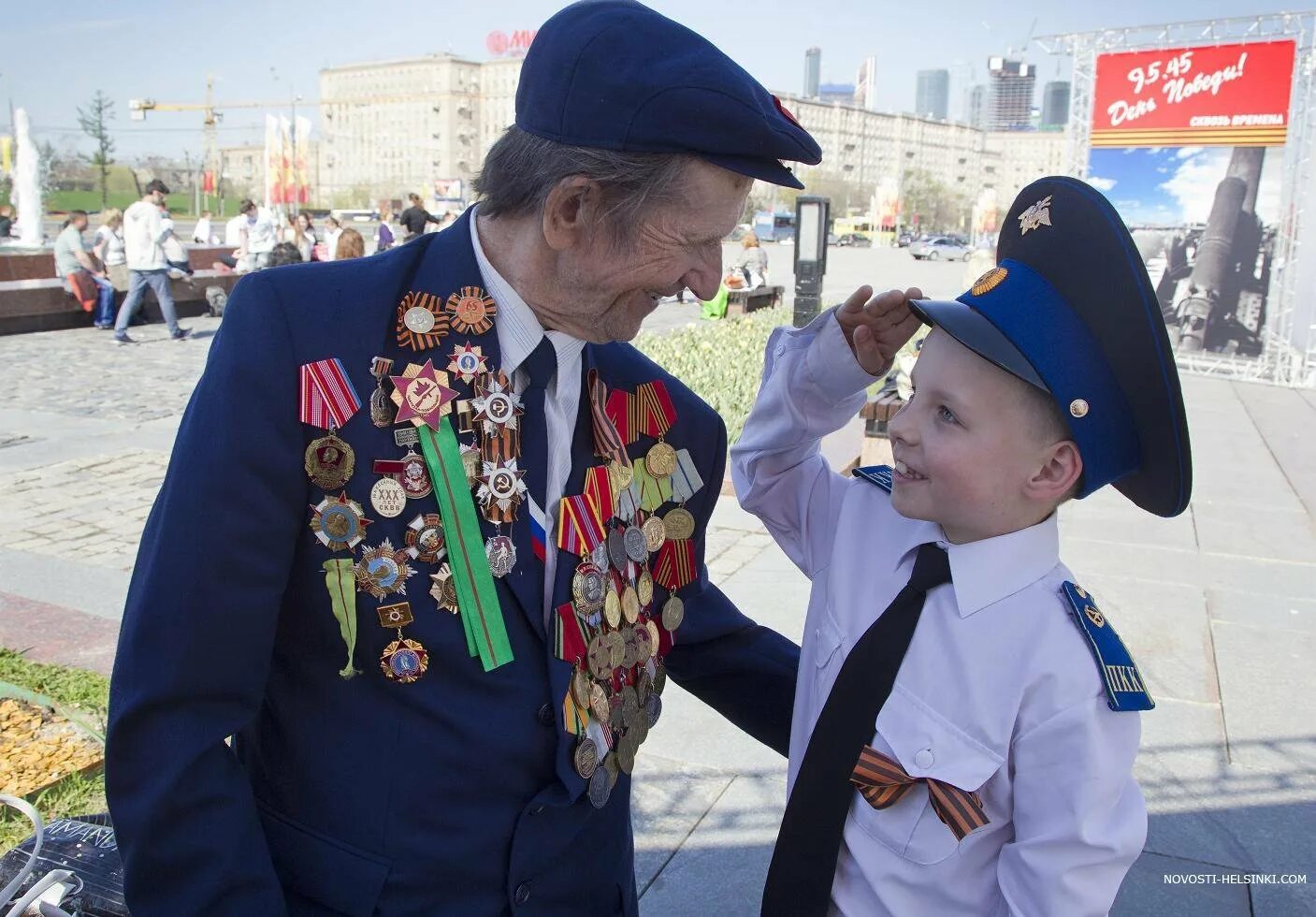 И прадед домой вернулся слушать