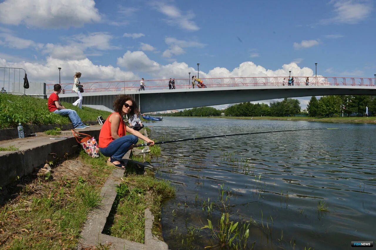 Ловля на москва реке. Гребной канал Крылатское рыбалка. Гребной канал Крылатское. Рыбалка на гребном канале в Крылатском. Гребной канал в Москве Крылатское.