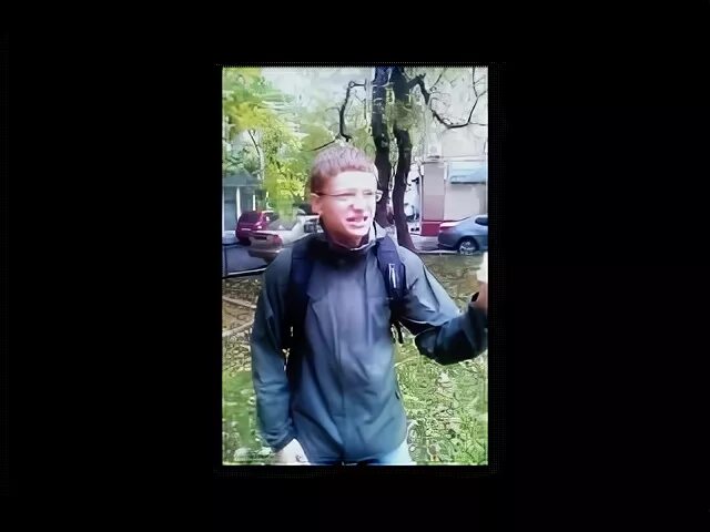 Володя выловил ложкой дымящуюся паром картофелину