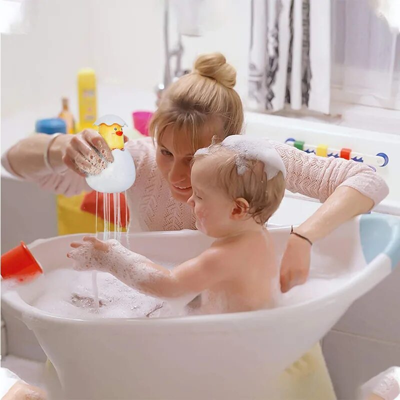Мамы моем мальчиков. Малыш в ванне. Мама купает ребенка. Купание малыша. Мытье ребенка.