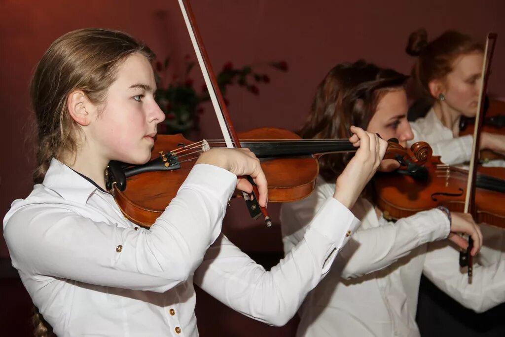 Младше скрипка. Юный скрипач. Юный скрипач. Мальчик со скрипкой. Музыкант скрипач.