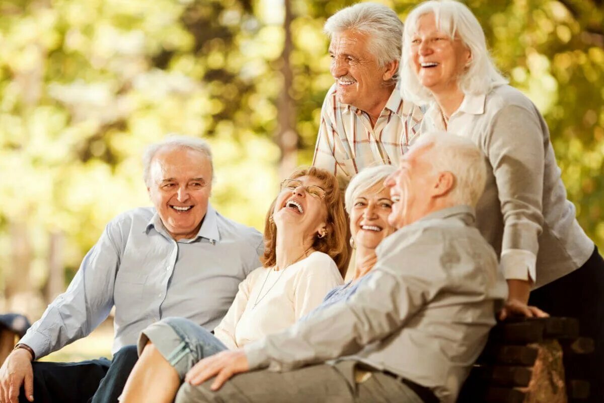 Пожилые люди. Счастливые пожилые люди. Счастливые пенсионеры. Старики.